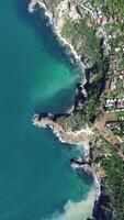 aérien vue de au dessus sur calme Azur mer et volcanique rocheux rivages. petit vagues sur l'eau surface dans mouvement se brouiller. la nature été océan mer plage Contexte. personne. vacances, vacances et Voyage concept video