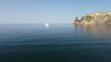 aereo yacht su calma mare. lusso crociera viaggio. Visualizza a partire dal sopra di bianca barca su in profondità blu acqua. aereo Visualizza di ricco yacht andare in barca mare. estate viaggio su lusso nave. video