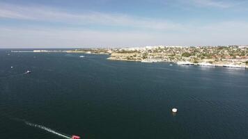 mar baías do Sevastopol dentro Crimeia durante horário de verão dentro ensolarado clima. a aéreo zangão panorâmico Visão a matriz do navios e barcos, beira-mar turismo e viagem destinos. video