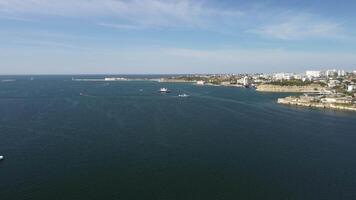 Meer Buchten von Sewastopol im Krim während Sommer im sonnig Wetter. das Antenne Drohne Panorama- Aussicht ein Array von Schiffe und Boote, Strand Tourismus und Reise Reiseziele. video