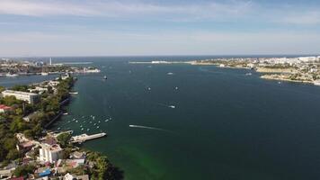 zee baaien van sevastopol in Krim gedurende zomertijd in zonnig het weer. de antenne dar panoramisch visie een rangschikking van schepen en boten, kust toerisme en reizen bestemmingen. video