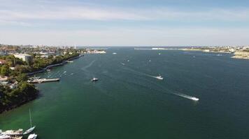 Meer Buchten von Sewastopol im Krim während Sommer im sonnig Wetter. das Antenne Drohne Panorama- Aussicht ein Array von Schiffe und Boote, Strand Tourismus und Reise Reiseziele. video