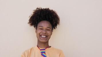 ein jung Mädchen mit ein afro Haar Krawatte lächelnd video