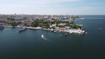 mar laureles de sebastopol en Crimea durante Hora de verano en soleado clima. el aéreo zumbido panorámico ver un formación de buques y barcos, playa turismo y viaje destinos video