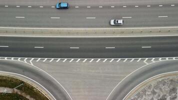 superiore giù aereo Visualizza di nuovo autostrada alto velocità strada intersezioni con pochi veicoli in movimento nel il mattina. video