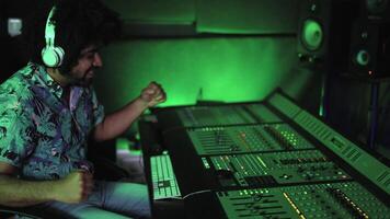 een Mens in een opname studio met hoofdtelefoons Aan video