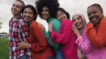 une groupe de Jeune femmes sont permanent ensemble video