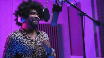 une homme avec un afro dans une enregistrement studio video