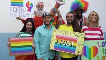 activist mensen met verschillend leeftijd en etniciteit hebben pret vieren homo trots festival dansen en protesteren voor geslacht gelijkheid - lgbt sociaal beweging concept video