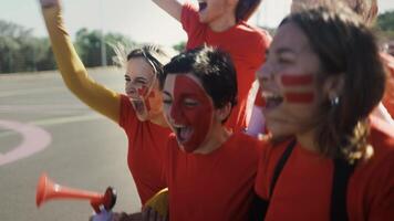 vermelho futebol fãs torcendo para seus favorito equipe - futebol esporte entretenimento conceito video