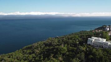 aéreo Visão do Livadia Palácio - localizado em a margens do a Preto mar dentro a Vila do Livadia dentro a yalta região do crimeia. Livadia Palácio estava uma verão retiro do a último russo czar nicholas ii video