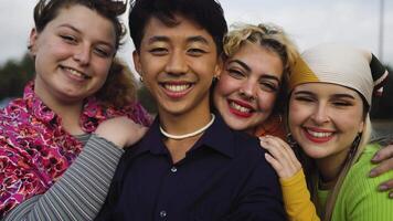 quatro jovem pessoas estão sorridente e posando para uma cenário video