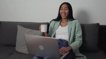 Lycklig influencer kvinna arbetssätt på dator från henne Hem studio - smart arbete och teknologi begrepp video