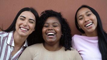 Tres mujer son sonriente y riendo juntos video