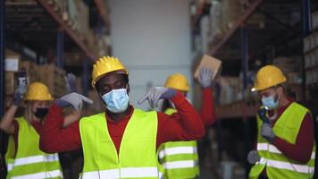 un grupo de trabajadores vistiendo protector engranaje en un almacén video