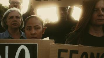 manifestation de multiracial militants protester contre financier crise et global inflation - économique Justice activisme concept video