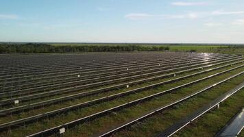 antenne top visie van een zonne- panelen macht fabriek. fotovoltaïsche zonne- panelen Bij zonsopkomst en zonsondergang in platteland van bovenstaande. modern technologie, klimaat zorg, aarde besparing, hernieuwbaar energie concept. video