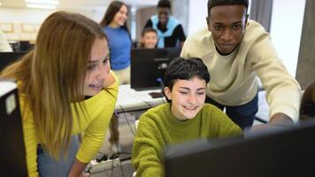 un' gruppo di studenti Lavorando su computer video