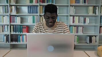 uma homem é sentado dentro frente do uma computador portátil computador video