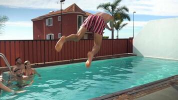 Gruppe von Menschen genießen ihr Zeit im ein Schwimmbad video