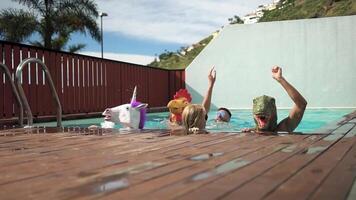 gruppo di persone godendo loro tempo nel un' piscina video