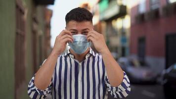 joven sonriente hombre vistiendo cara protector máscara retrato para prevenir untado de corona virus video