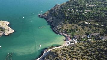 Antenne Panorama- Aussicht von Balaklava Landschaft mit Boote und Meer im Yachthafen Bucht. Krim Sewastopol Tourist Attraktion. Drohne oben Aussicht Schuss von Hafen zum Luxus Yachten, Boote und Segelboote. video
