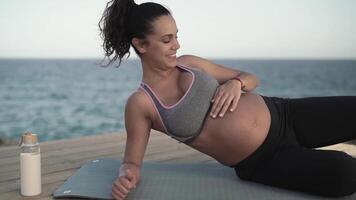 schwanger Frau tun Yoga auf das Strand video