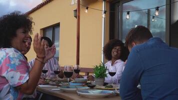 uma grupo do pessoas sentado às uma mesa com vinho e Comida video