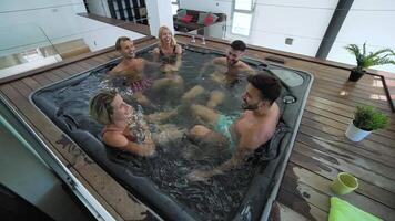 grupo de personas disfrutando su hora en un piscina video