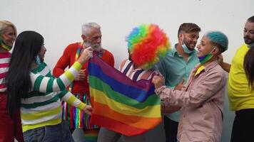 grupo de personas con arco iris de colores pelo y cara mascaras video