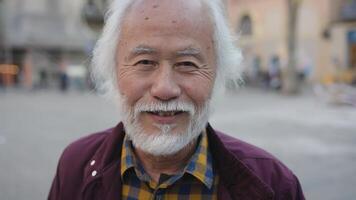 a velho homem com branco cabelo e uma barba sorrisos para a Câmera video