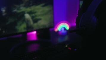 uma pessoa jogando uma vídeo jogos com uma arco Iris luz atrás eles video