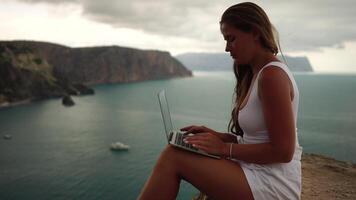 donna mare il computer portatile. attività commerciale donna, libero professionista con il computer portatile Lavorando al di sopra di blu mare spiaggia. ragazza allevia fatica a partire dal opera. libero professionista, digitale nomade, viaggio e vacanze concetto video