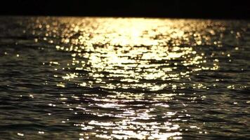 Meer Wasser Oberfläche. niedrig Winkel Aussicht Über klar azurblau Meer Wasser. Sonne Blendung. abstrakt nautisch Sommer- Ozean Natur. Urlaub, Ferien und Reise Konzept. niemand. schleppend Bewegung. Wetter und Klima Veränderung video