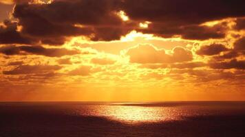 Antenne Sicht. dramatisch Sonnenuntergang mit Meer und düster Wolken. abstrakt Antenne Natur Sommer- Ozean Sonnenuntergang Meer und Himmel Hintergrund. Horizont. Urlaub, Reise und Urlaub Konzept. Wetter und Klima Veränderung video