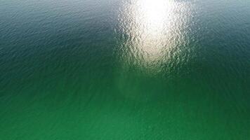 Antenne Panorama- Aussicht von Seelandschaft mit Kristall klar azurblau Meer und felsig Ufer. Yachten im ein schön Lagune auf Hintergrund von Felsen. das Konzept von ein Ideal Ziel zum Sommer- Reise und Urlaub. video