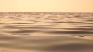 mare acqua superficie. Basso angolo Visualizza a partire dal kayak, telecamera mosche al di sopra di chiaro mare acqua. nessuno. vacanza ricreazione concetto. astratto nautico estate oceano natura. lento movimento. vicino su. verticale video