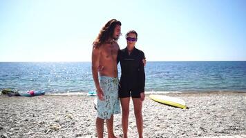 speels paar Aan de strand. sterk vrouw gemakkelijk liften Mens Aan de strand. samenspel video