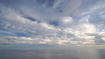 timelapse meerlagig cirrus en cumulus wolken in beweging in helder zonsondergang lucht over- kalmte zee. abstract antenne natuur zomer oceaan zonsondergang, zee en lucht visie. vakantie, reizen. weer en klimaat verandering video