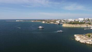 mar baías do Sevastopol dentro Crimeia durante horário de verão dentro ensolarado clima. a aéreo zangão panorâmico Visão a matriz do navios e barcos, beira-mar turismo e viagem destinos. video