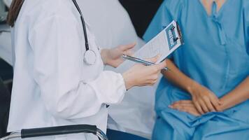 médico y paciente discutiendo algo mientras están sentados en la mesa. concepto de medicina y atención de la salud. medico y paciente video