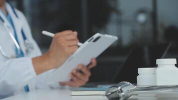 medisch, vergadering en laptop voor team in kantoor in discussie, brainstorming en planning. dokter, verpleegster en computer Aan bureau tonen verscheidenheid in samenwerking, samenspel of werkplaats voor gegevens analytics video