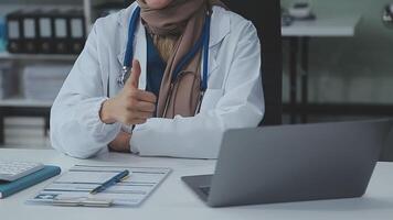 medisch, vergadering en laptop voor team in kantoor in discussie, brainstorming en planning. dokter, verpleegster en computer Aan bureau tonen verscheidenheid in samenwerking, samenspel of werkplaats voor gegevens analytics video