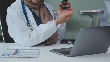 medizinisch, Treffen und Laptop zum Mannschaft im Büro im Diskussion, Brainstorming und Planung. Arzt, Krankenschwester und Computer auf Schreibtisch Show Vielfalt im Zusammenarbeit, Zusammenarbeit oder Werkstatt zum Daten Analytik video