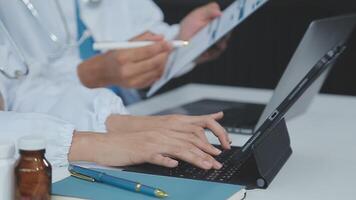 medisch, vergadering en laptop voor team in kantoor in discussie, brainstorming en planning. dokter, verpleegster en computer Aan bureau tonen verscheidenheid in samenwerking, samenspel of werkplaats voor gegevens analytics video