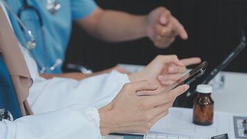 médico, reunión y ordenador portátil para equipo en oficina en discusión, lluvia de ideas y planificación. doctor, enfermero y computadora en escritorio espectáculo diversidad en colaboración, trabajo en equipo o taller para datos analítica video