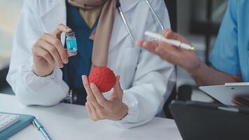 medisch, vergadering en laptop voor team in kantoor in discussie, brainstorming en planning. dokter, verpleegster en computer Aan bureau tonen verscheidenheid in samenwerking, samenspel of werkplaats voor gegevens analytics video