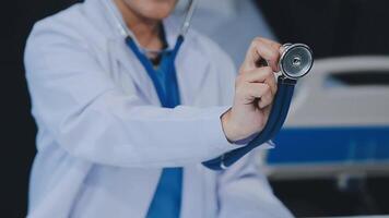 medicina médico con estetoscopio en mano en hospital fondo, médico tecnología, cuidado de la salud y médico concepto. video