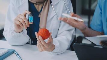 medizinisch, Treffen und Laptop zum Mannschaft im Büro im Diskussion, Brainstorming und Planung. Arzt, Krankenschwester und Computer auf Schreibtisch Show Vielfalt im Zusammenarbeit, Zusammenarbeit oder Werkstatt zum Daten Analytik video